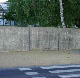 Ciechanowski ślad po stanie wojennym nadal obecny na murze dawnej jednostki wojskowej nr 2348.