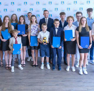 Prezydent Ciechanowa nagrodził najlepszych uczniów