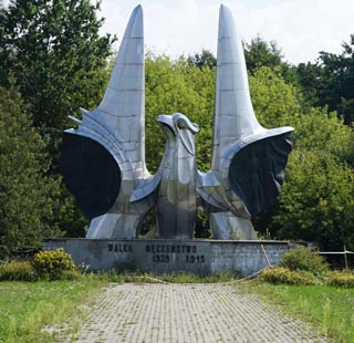 Co dalej z Ciechanowskim pomnikiem „WALKA MĘCZEŃSTWO ZWYCIĘSTWO 1935 – 1945” - stanowiska Urzędów