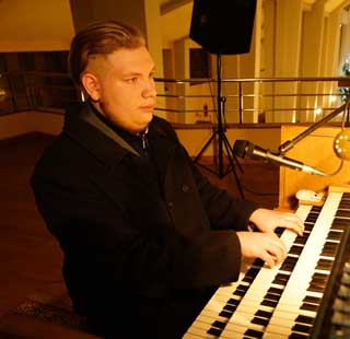 Ma zaledwie 17 lat, pełni posługę organisty w parafii św. Franciszka z Asyżu w Ciechanowie - wywiad z Adamem Bartołd, synem śp. Roberta Bartołd