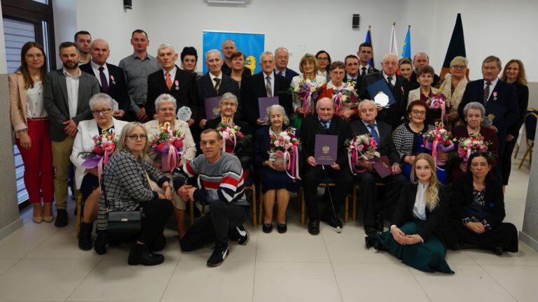 Wyjątkowe jubileusze w Gołyminie-Ośrodku. Małżeństwa odebrały medale przyznane przez Prezydenta RP