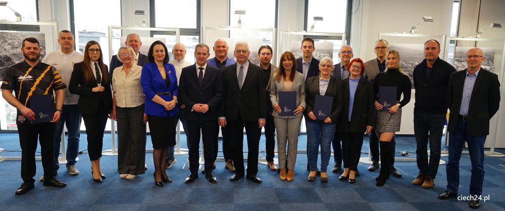 Powiat Ciechanowski wspiera organizacje pozarządowe - wręczenie promes i podpisanie umów