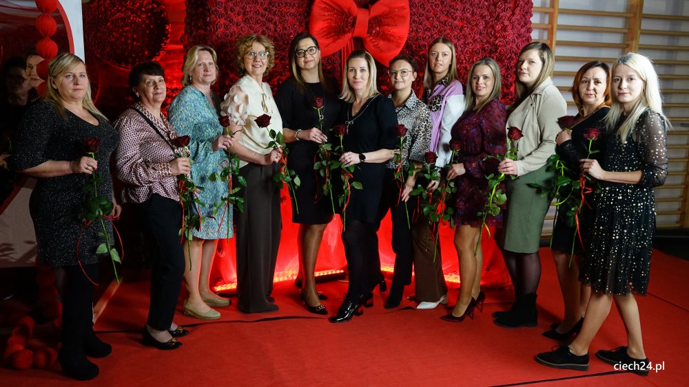 Dzień Kobiet w Sońsku. Spektakl, koncert i czerwone róże dla pań