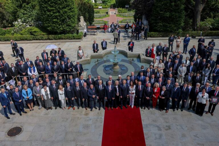 Prezydent Rzeczypospolitej Polskiej Karol Nawrocki odznaczył Jana Andrzeja Kaluszkiewicza i Mariolę Kołakowską