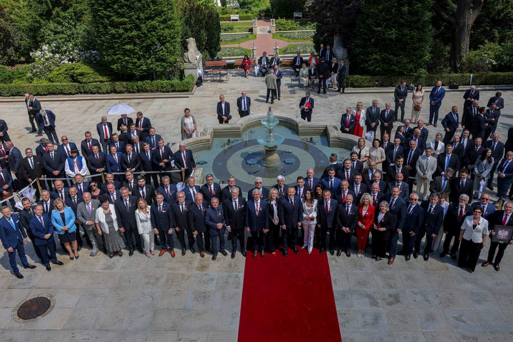 Prezydent Rzeczypospolitej Polskiej Karol Nawrocki odznaczył Jana Andrzeja Kaluszkiewicza i Mariolę Kołakowską