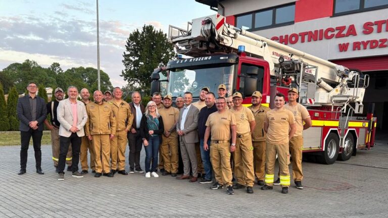 Nowy samochód specjalistyczny z podnośnikiem hydraulicznym dla OSP Rydzewo